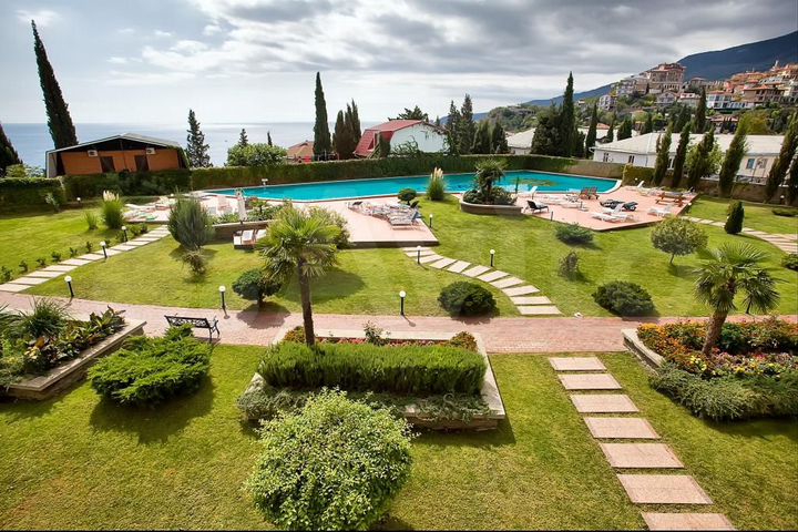 Квартира-студия, 65 м², 1/12 эт.