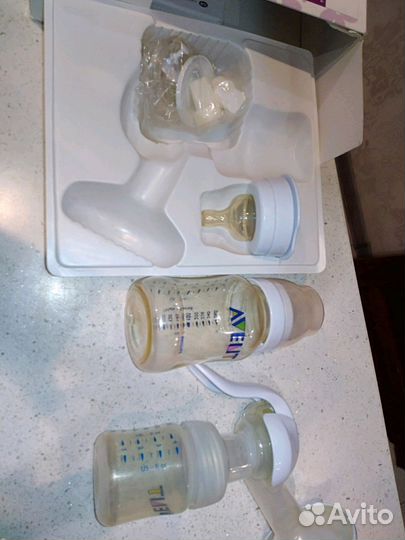 Молокоотсос Avent + бутылочка Avent в подарок