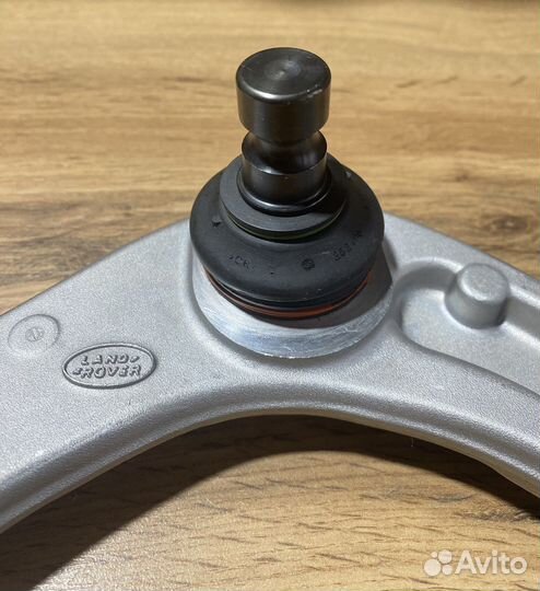 Рычаг верхний передний левый Range Rover LR034214