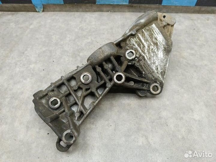 Кронштейн генератора Renault Megane