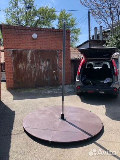 Подиум с Пилоном