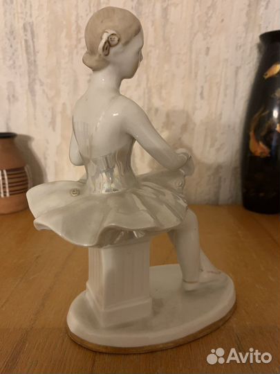 Статуэтка фарфоровая