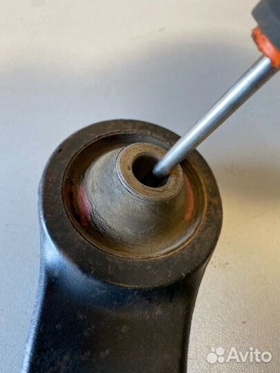 Рычаг подвески передний правый Peugeot 308 1.6L