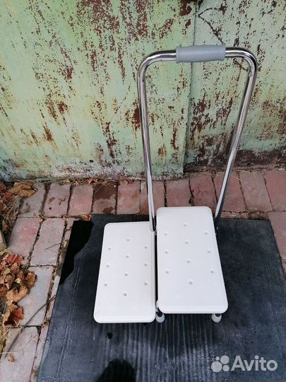 Ступеньки для ванной с поручнем