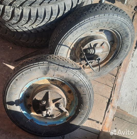 Колеса с осью для садовой стротельной тачки