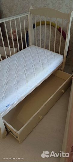 Кроватка детская с маятником