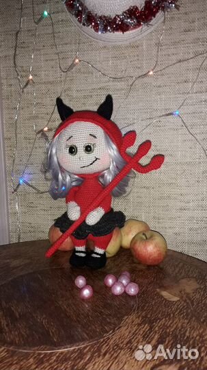 Вязаная кукла Бонни в костюме чертенка