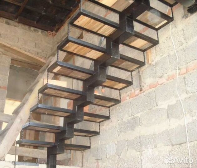 Сварной Каркас П-образной Лестницы на Второй Этаж