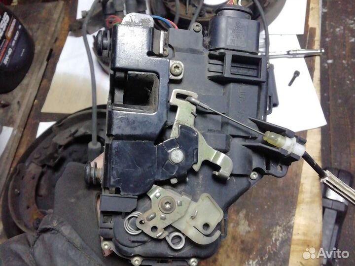 Замок передней правой двери ауди а6 с5