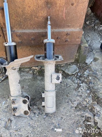 Стойка передняя правая и левая на hyundai elantra