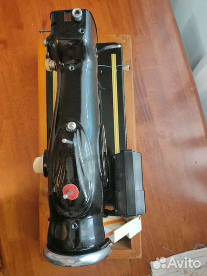 Швейная машинка LADA 233, чешского производства