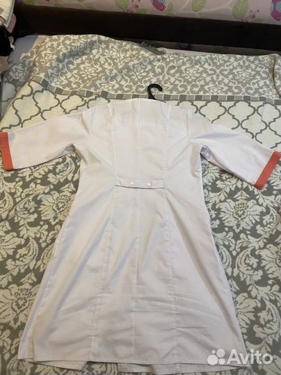 Белый медицинский халат