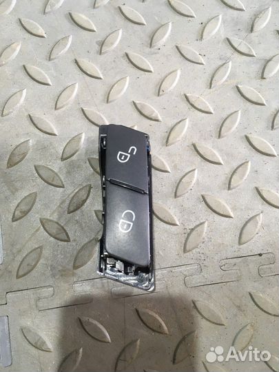 Кнопка центрального замка (Mercedes-Benz C-class)