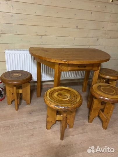 Стол с табуретками