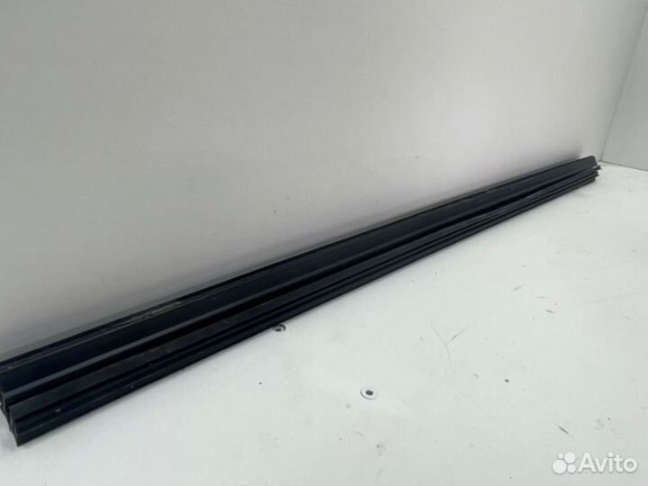 Уплотнитель стекла двери передний левый Toyota