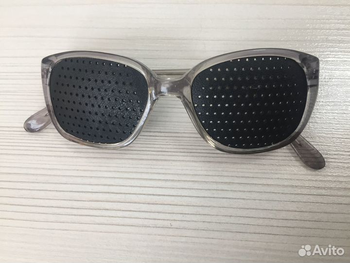 Очки тренажеры перфорационные для тренировки зрени