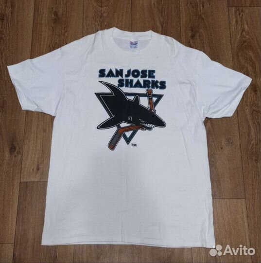 Футболки, бейсболки и сумки, символика NHL