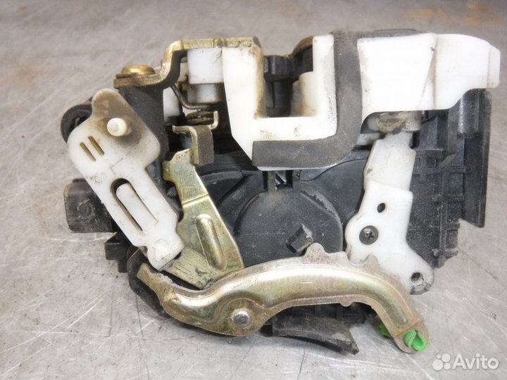 Замок двери задний левый Mitsubishi Lancer 9 4G18