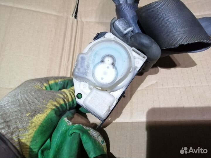 Ремень безопасности задний Toyota Land Cruiser 100