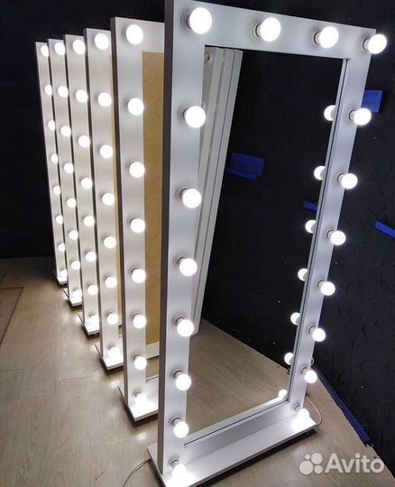Зеркало с лампочками от производителя