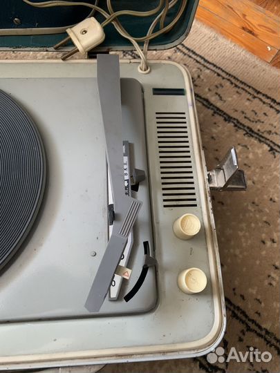 Проигрыватель для виниловых пластинок 