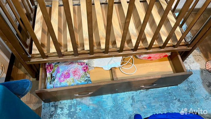 Детская кроватка с маятником и ящиком