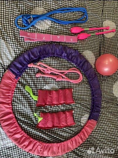 Обруч, скакалка, булавы, резинка, мяч