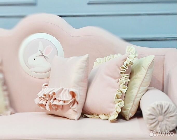 Кровать с медальоном