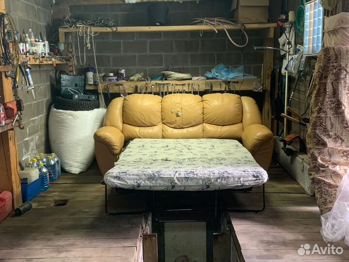 Кожаный диван