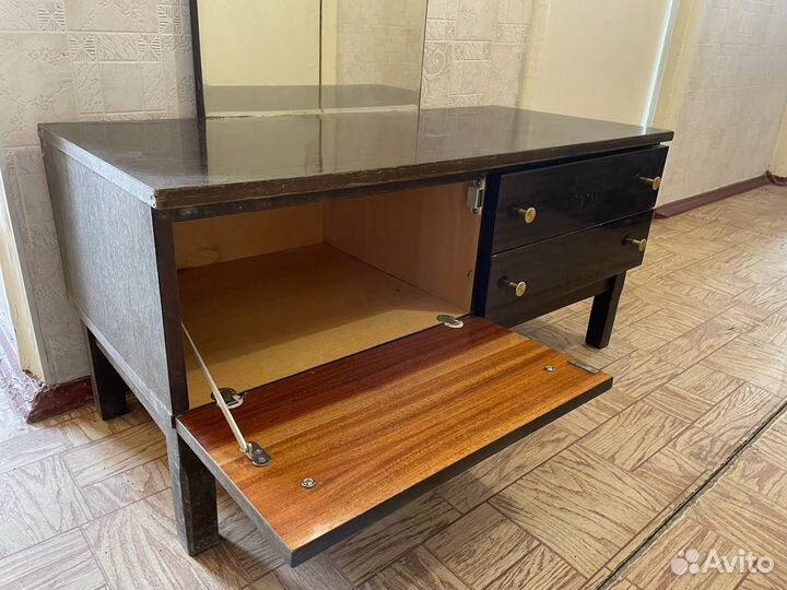 Трюмо с зеркалом