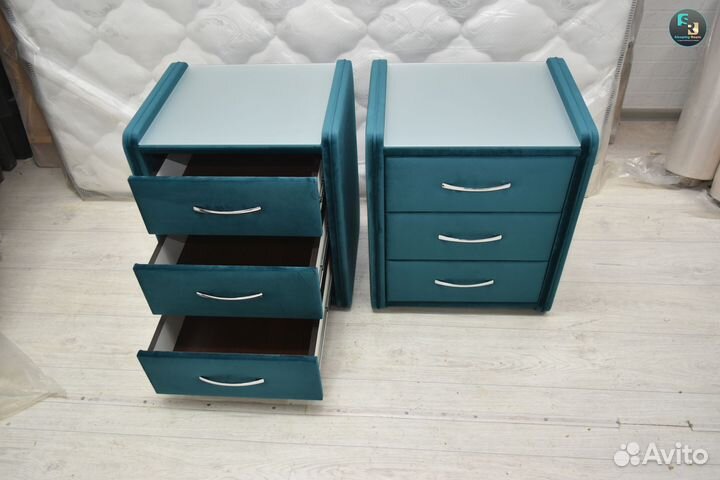 Две прикроватные тумбы