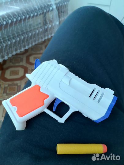 Игрушечный пистолетик стреляющий мягкими пулями