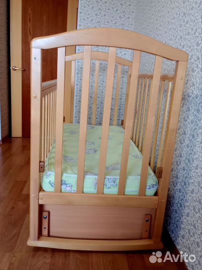 Детская кроватка с продольным маятником