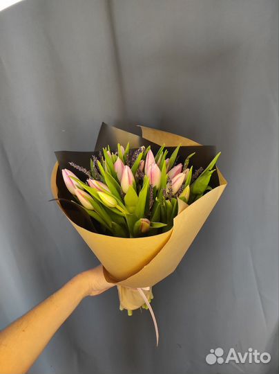 Розовые тюльпаны с лавандой