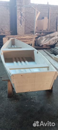 Лодка деревянная