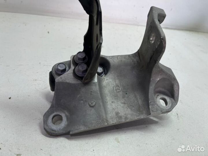 Кронштейн опоры двигателя передний левый Toyota