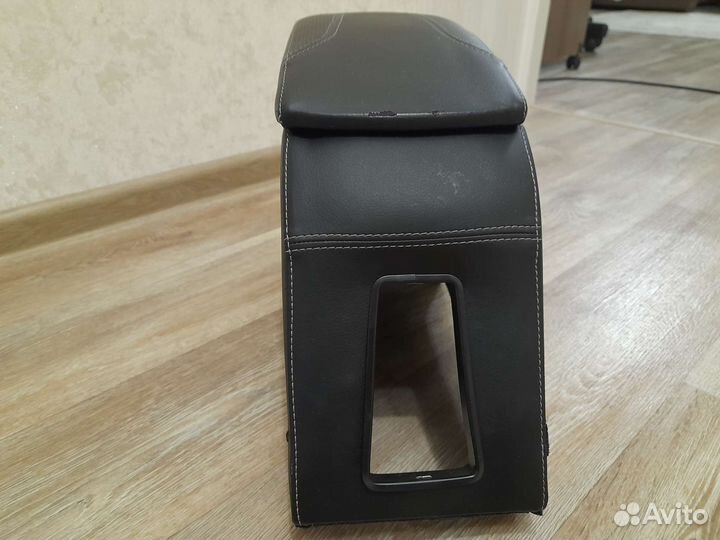 Подлокотник Polo 5 2009-2020 в хорош состоян