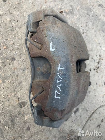 Суппорт передний левый Volkswagen Passat B6 2.0