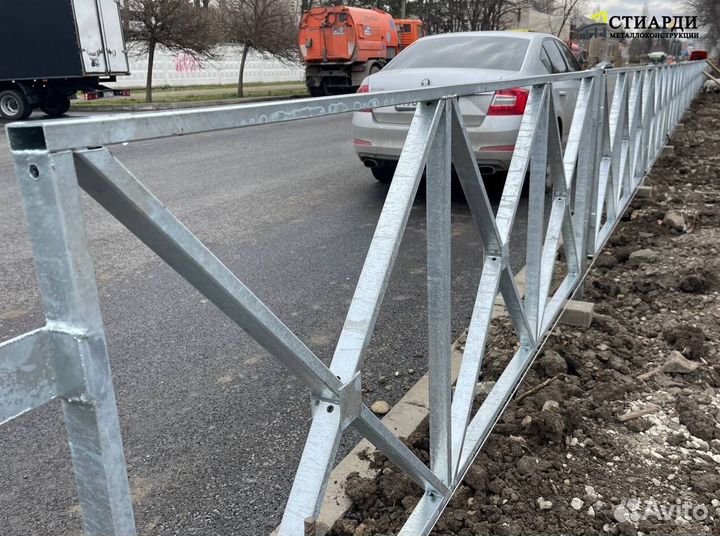 Металлическое пешеходное ограждение