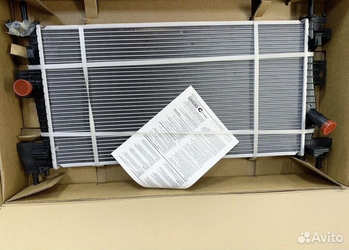 Радиатор охлаждения Форд Фокус 3 пластинчатый