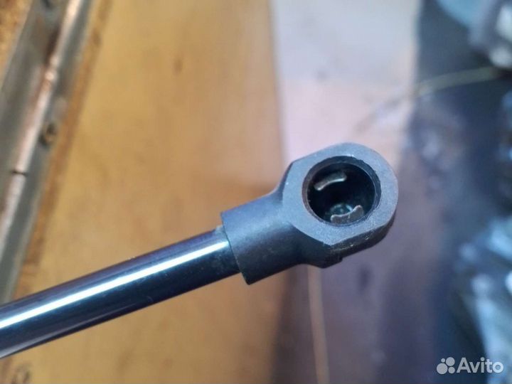 Амортизатор крышки багажника Toyota Corolla