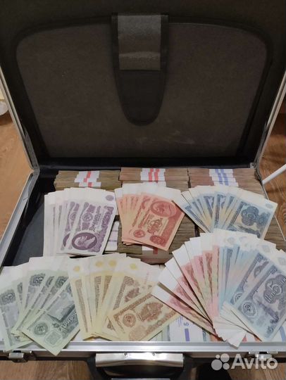 Пачки денег СССР в дипломате, кейсе