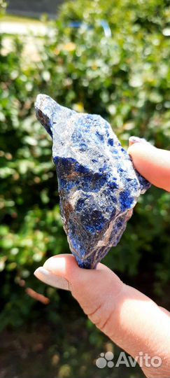 Содалит камень срез минерал