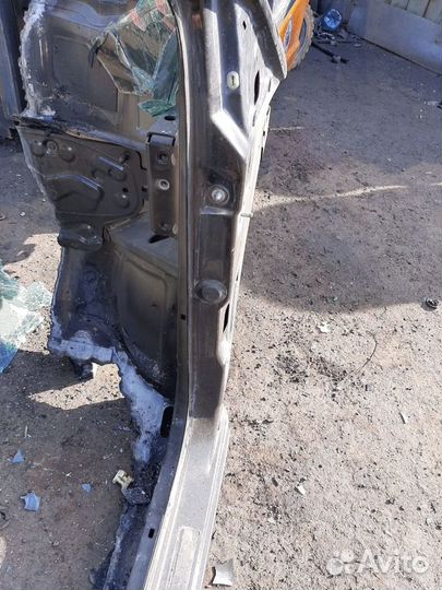 Передняя правая четверть сценик 2