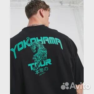 Черная футболка оверсайз с тигровым принтом на спи