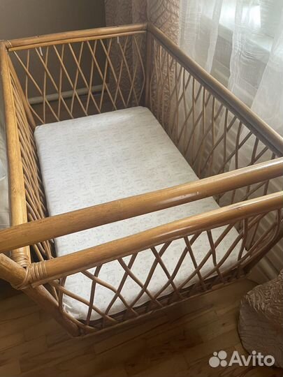 Детская кроватка-люлька плетенная на колесах