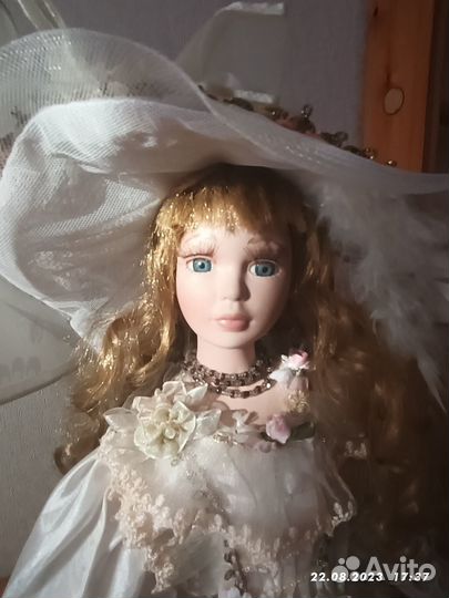 Кукла фарфоровая