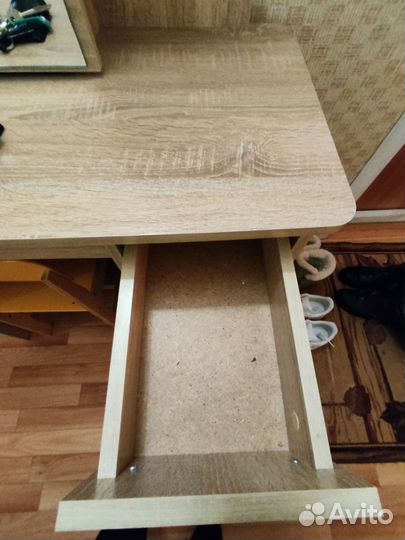 Туалетный столик с зеркалом