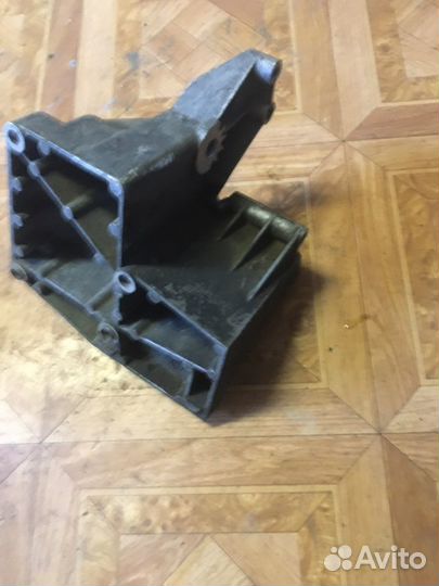 Кронштейн Гур Mercedes W124 M103