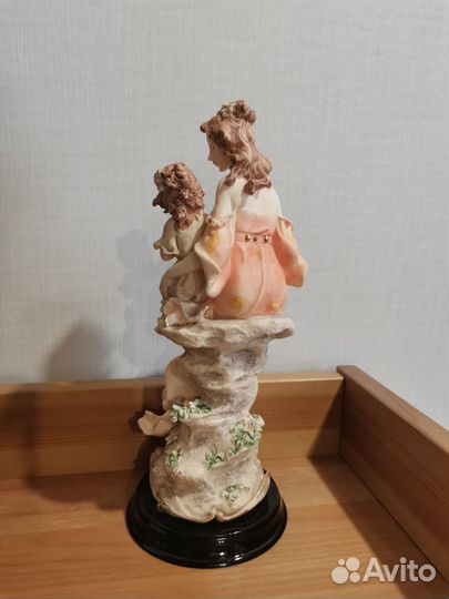 Статуэтка мама и дочка